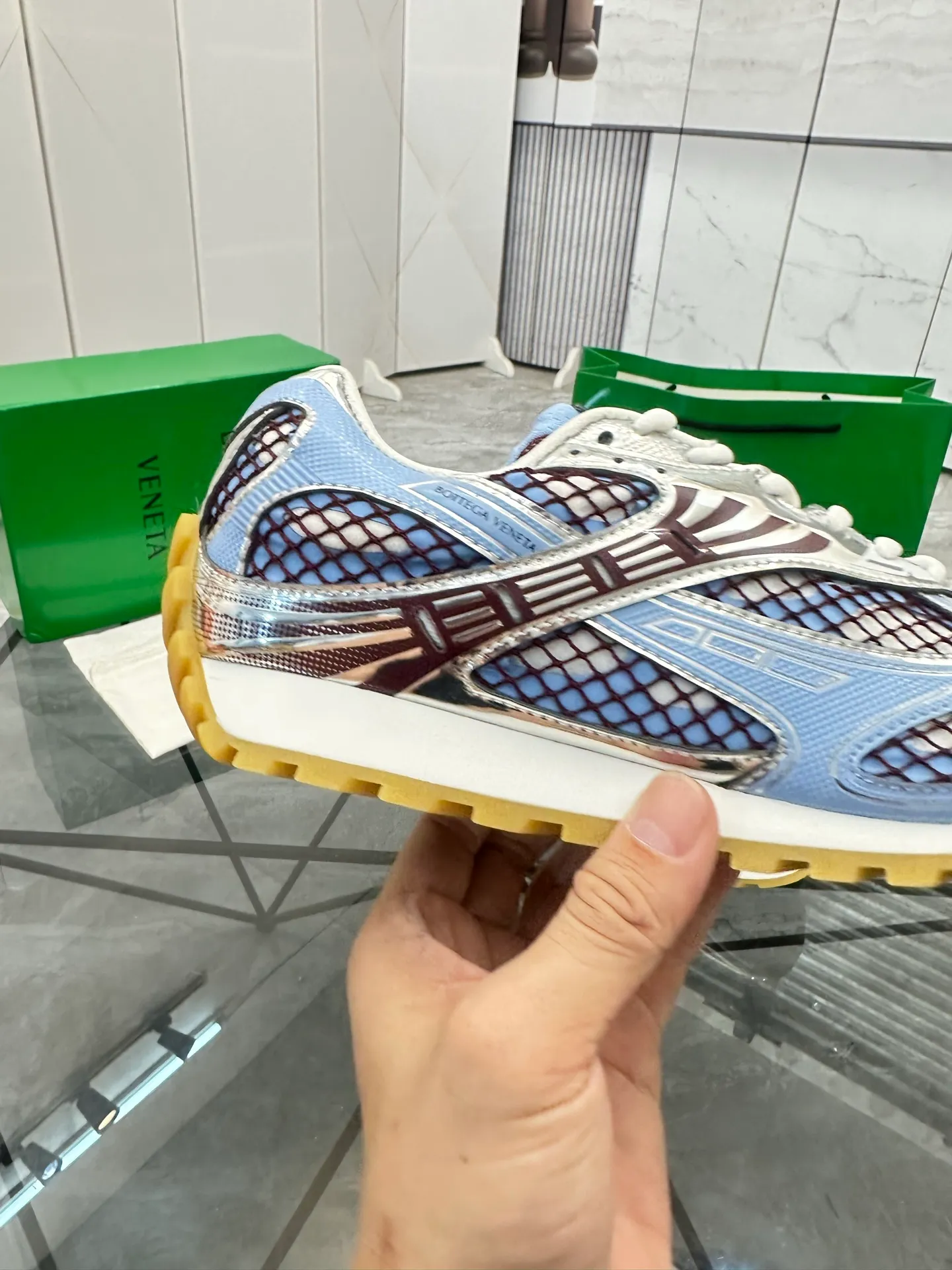 Factory men's shoes 💰: 620💰 (top version) BV Orbit sneakers Wang Yibo's same style couple's dad shoes Runner sneakers, made of lightweight technical mesh fabric. Matched with geometric pattern designed rubber outsole Wang Zha series high version Look for the package craftsmanship The actual height is much higher, but the legs are still slim. Very nice and playable and durable Matching to the standard 💯 Package shoe technology Look for the high version The outsole is made of color-blocked TPU outsole Women's model 35 36 37 38 39 40 41 (40 41 customized) Men's model 38 39 40 41 42 43 44 45. (Customized size 38 45.46) No. H345